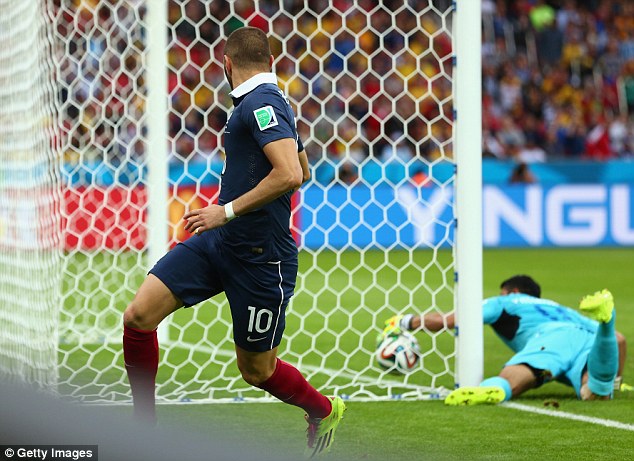 Benzema - Is it in? France 2-0 Honsuras.
