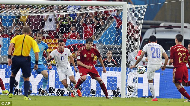 Aranguiz - Smashes into glory. Spain 0-2 Chile.