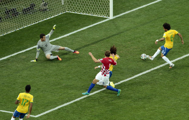 Marcelo turns the ball into his own net. Brazil 0-1 Croatia