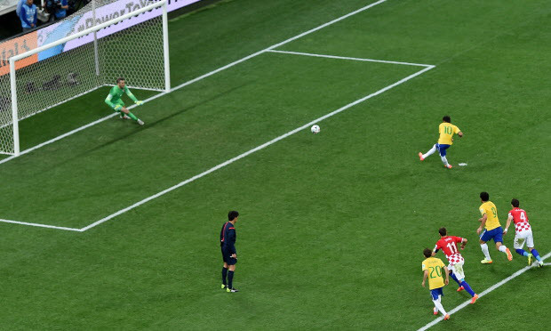 Neymar dispatches the penalty. Brazil 2-1 Croatia