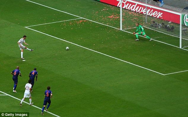 Alonso buries the penalty. Spain 1-0 Netherlands.